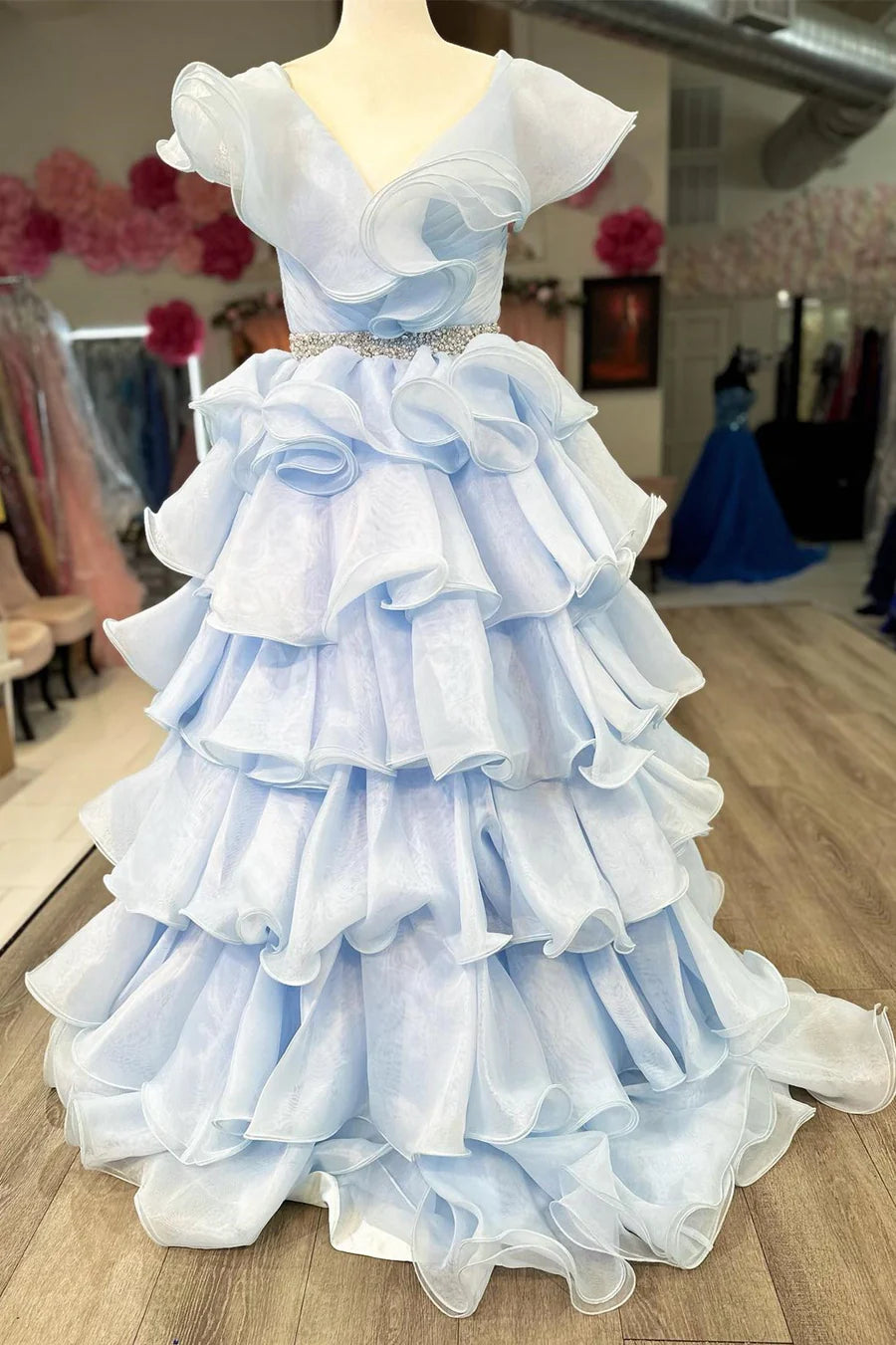 Vestido de fiesta con volantes en forma de A y varias capas